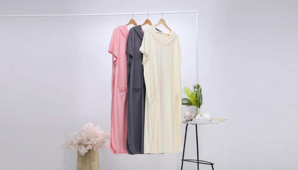 روب حمام نسائي بألوان متعددة معلقة على شماعات للاستخدام اليومي من متجر