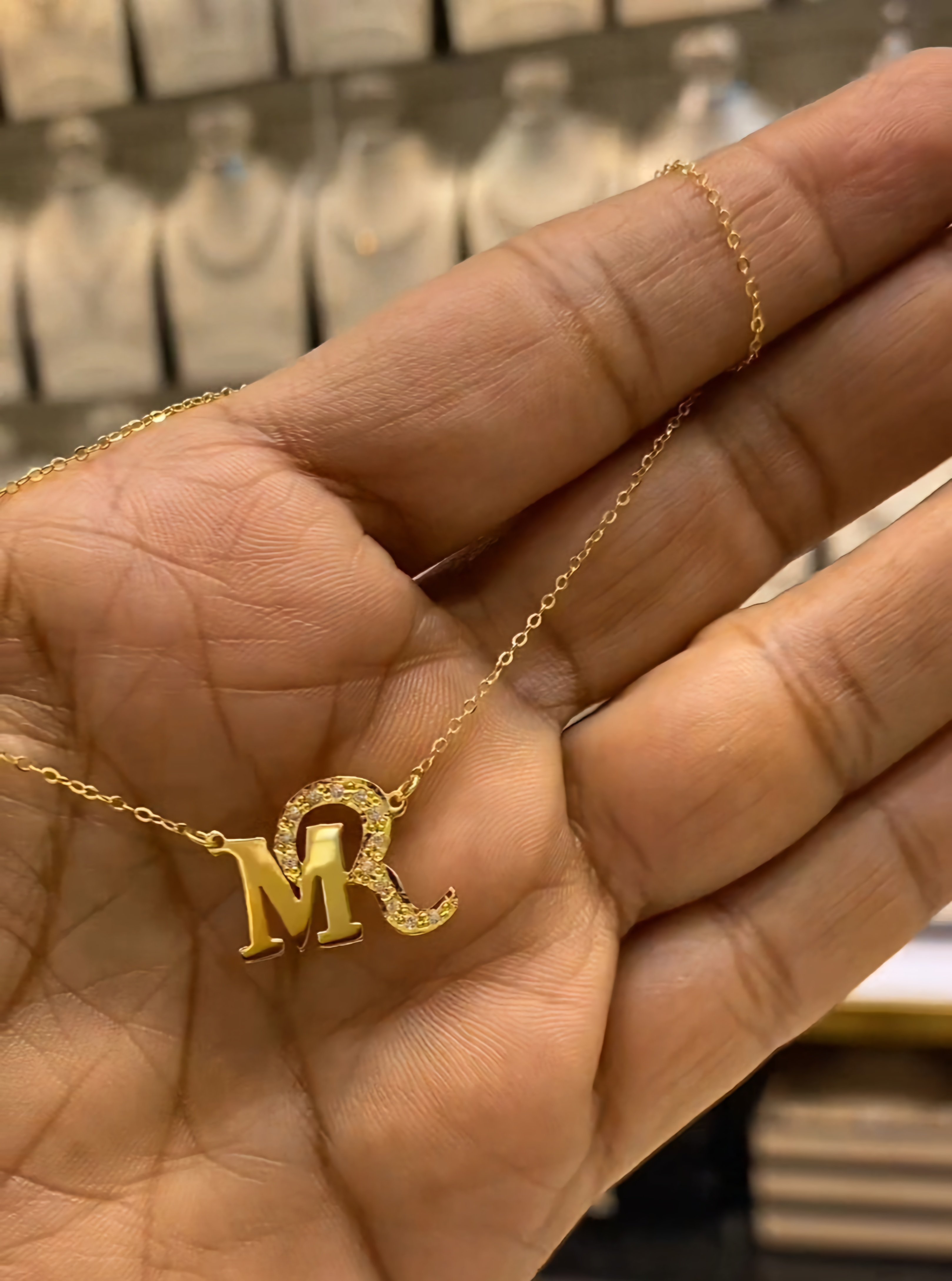 سلسال حرفين ناعم مطرز بالزركون