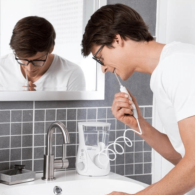 جهاز تنظيف الأسنان الترا بروفيشنال من وتربيك - ابيض