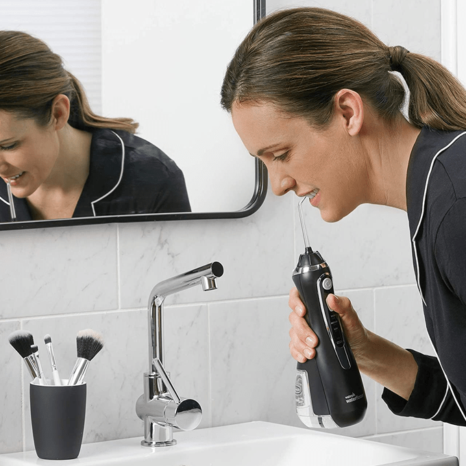 جهاز تنظيف الأسنان لاسلكي ادفانس من وتربيك- أسود