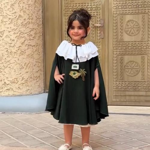 فستان بناتي اليوم الوطني باسم شكل وشاح مميز
