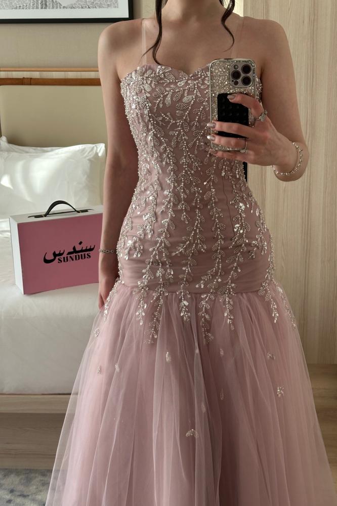 فستان سهرة وردي باودر بتصميم ميرميد فاخر