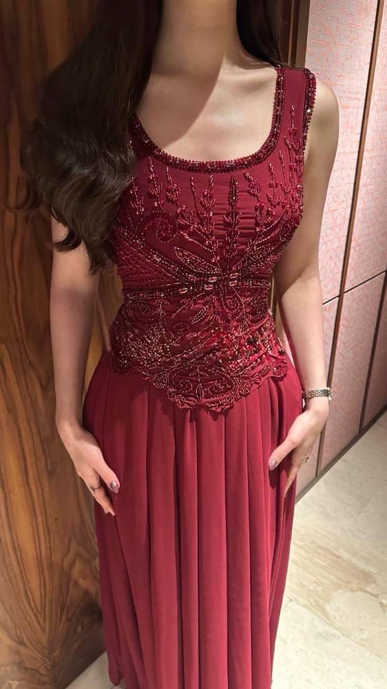 فستان سهرة احمر شيفون بتصميم مطرز