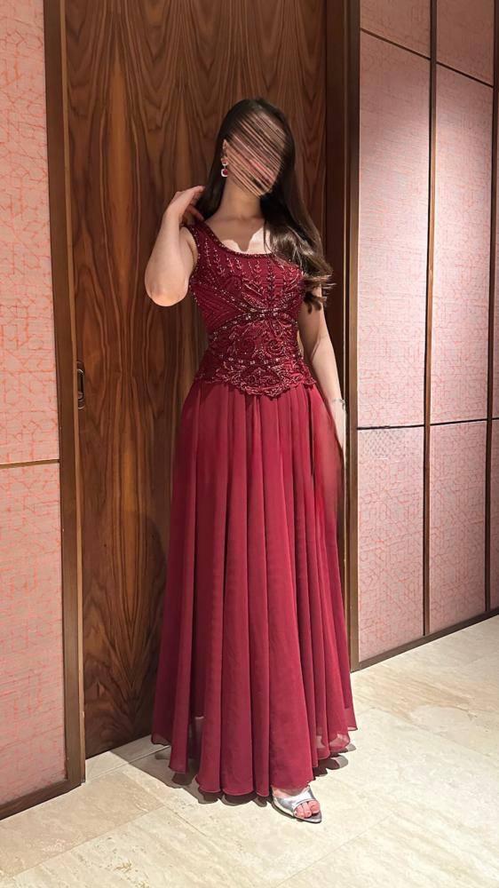 فستان سهرة احمر شيفون بتصميم مطرز