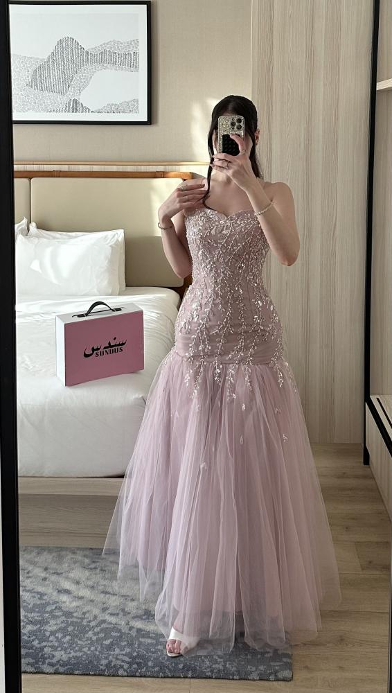 فستان سهرة وردي باودر بتصميم ميرميد فاخر