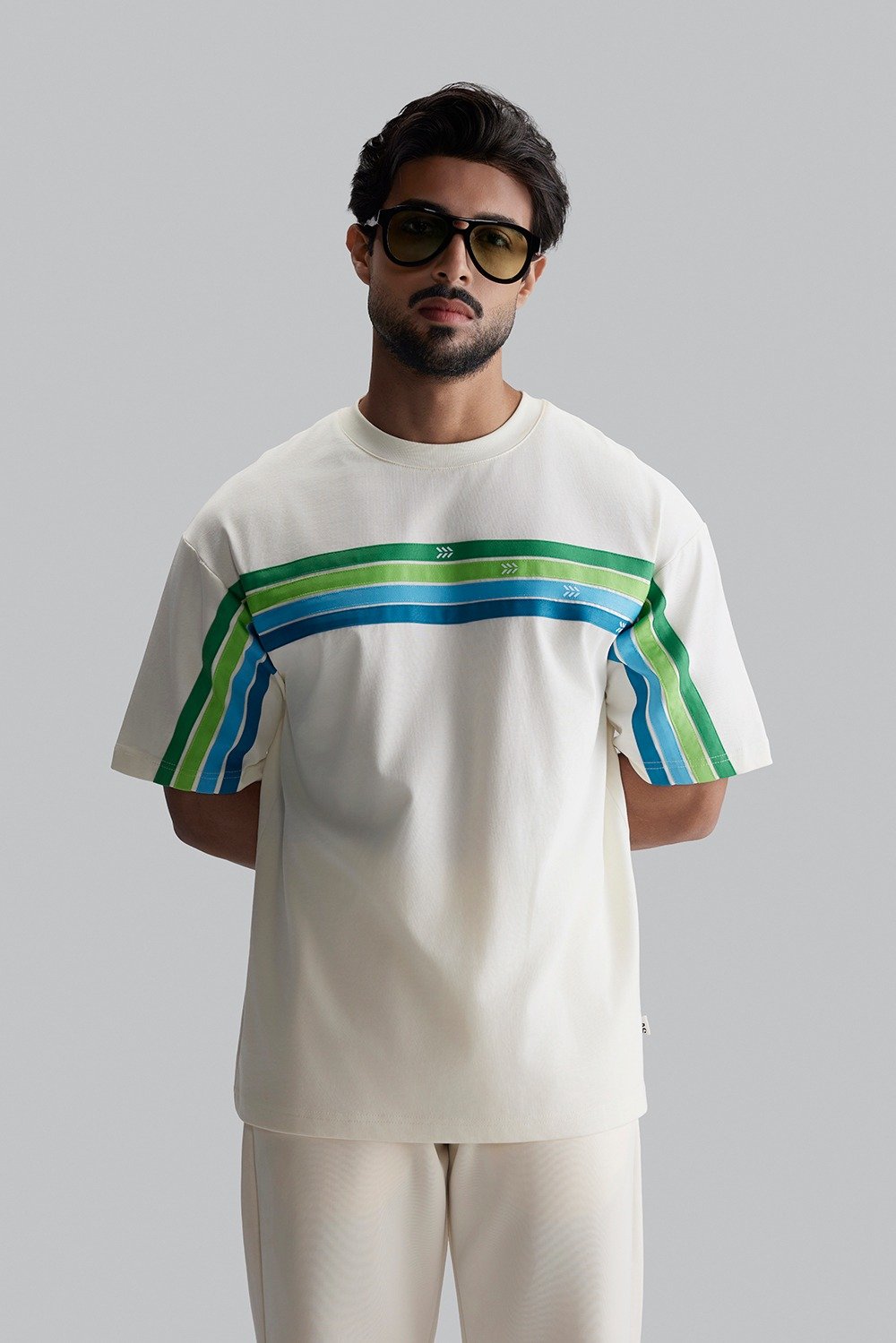 تي شيرت قصّة واسعة بخطوط SV (مناسب للجنسين)