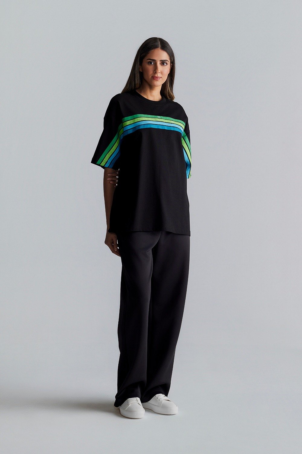 تي شيرت قصّة واسعة بخطوط SV (مناسب للجنسين)