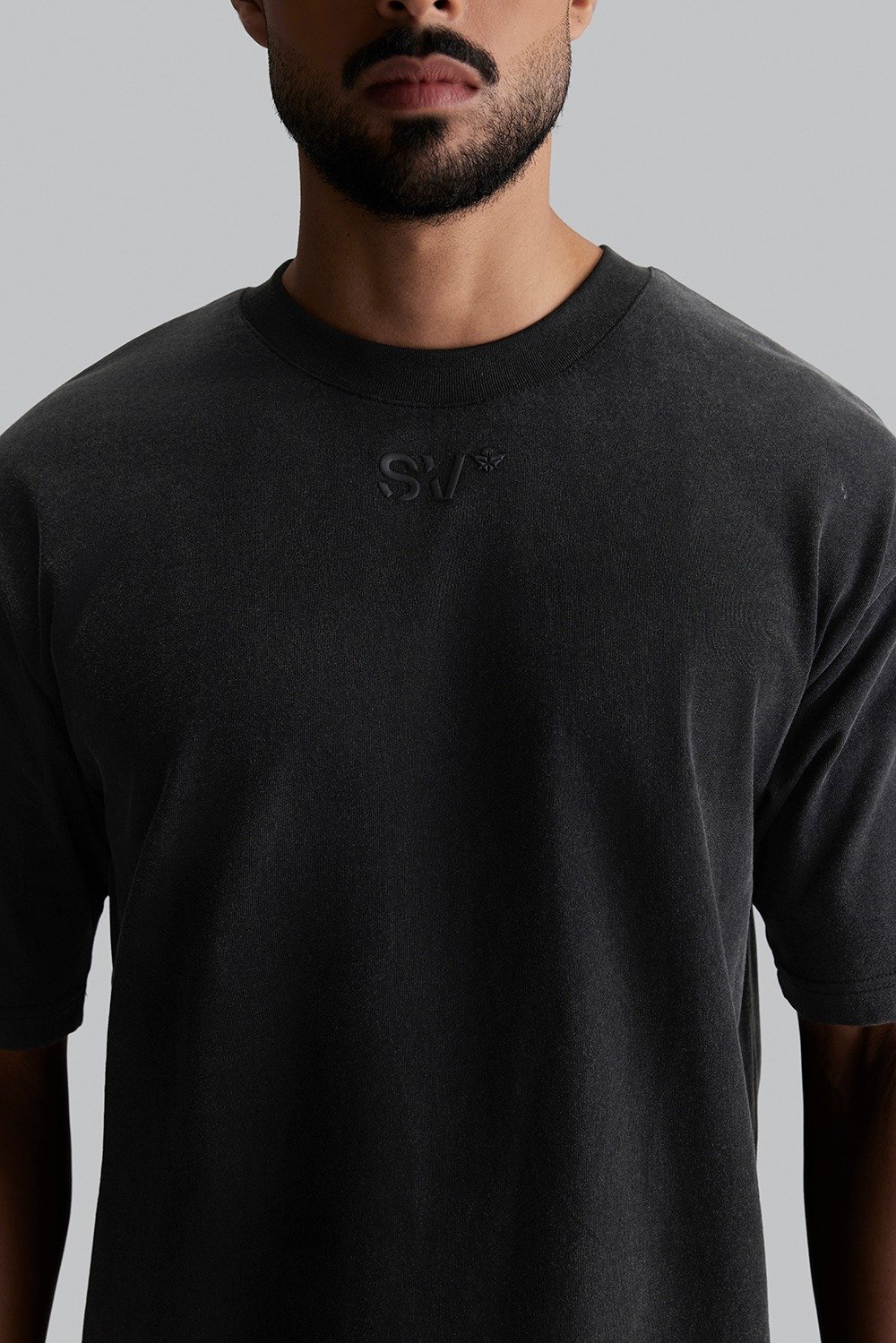 تي شيرت قصّة واسعة بختم SV (مناسب للجنسين)