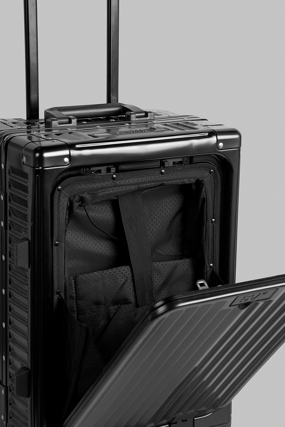 SV Voyager Aluminum Carry-on