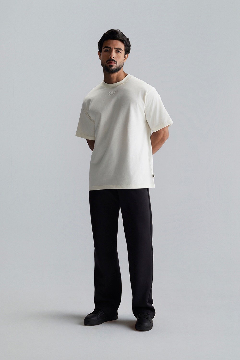 تي شيرت قصّة واسعة بختم SV (مناسب للجنسين)