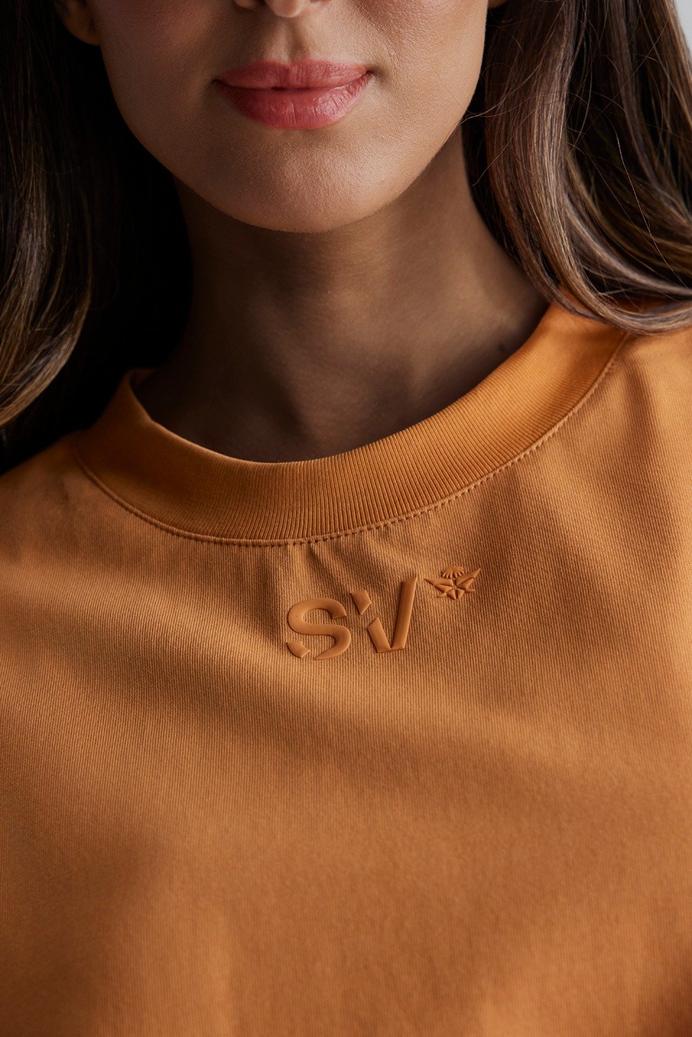 تي شيرت قصّة واسعة بختم SV (مناسب للجنسين)