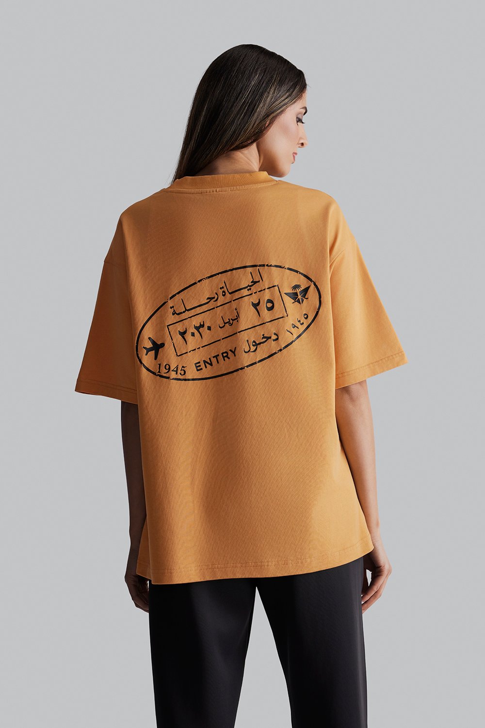 تي شيرت قصّة واسعة بختم SV (مناسب للجنسين)