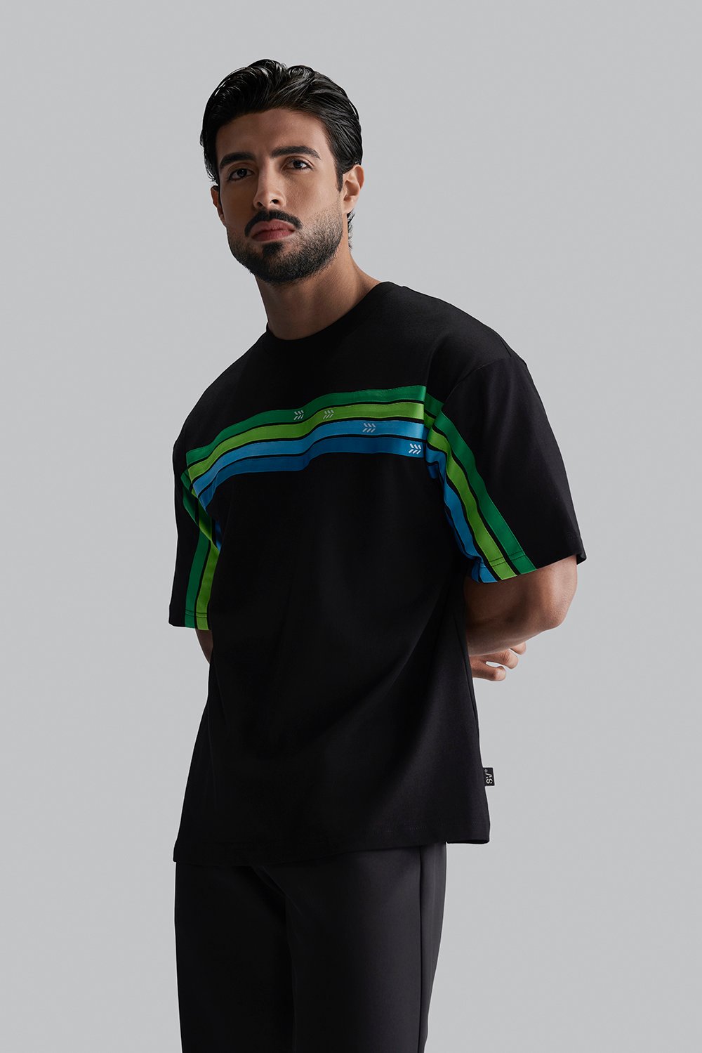 تي شيرت قصّة واسعة بخطوط SV (مناسب للجنسين)