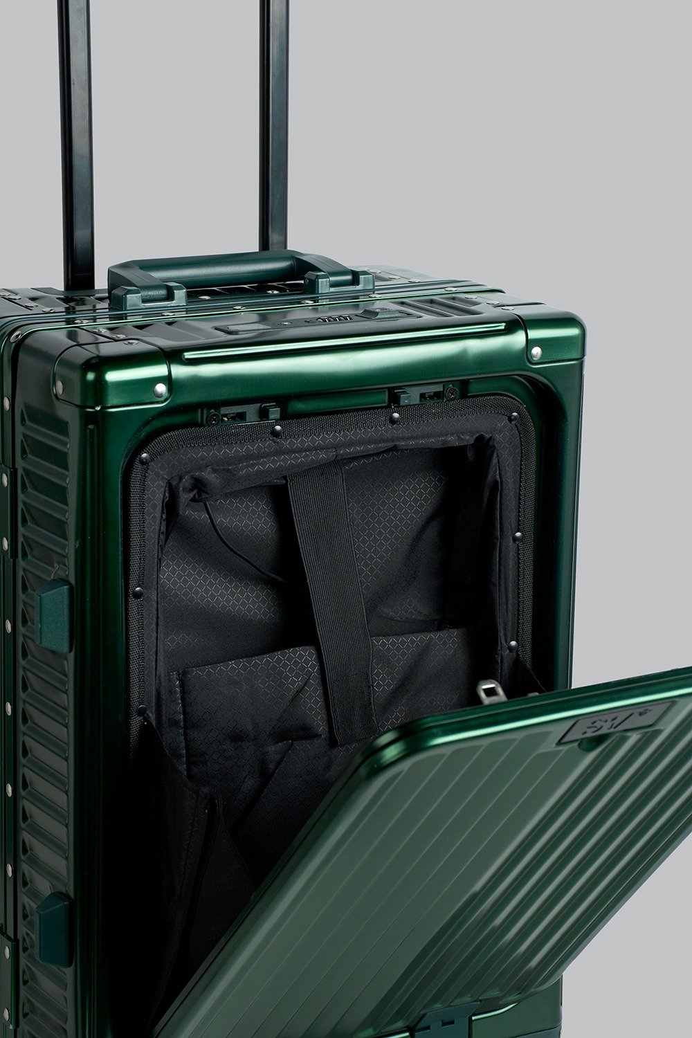 SV Voyager Aluminum Carry-on