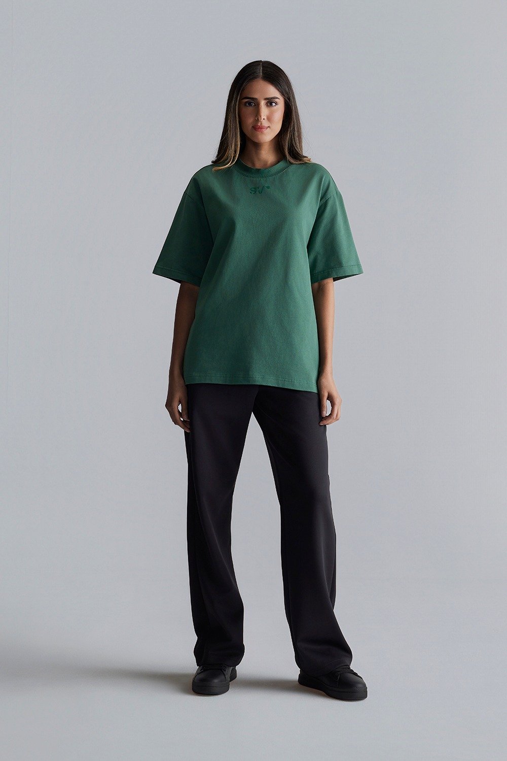 تي شيرت قصّة واسعة بختم SV (مناسب للجنسين)