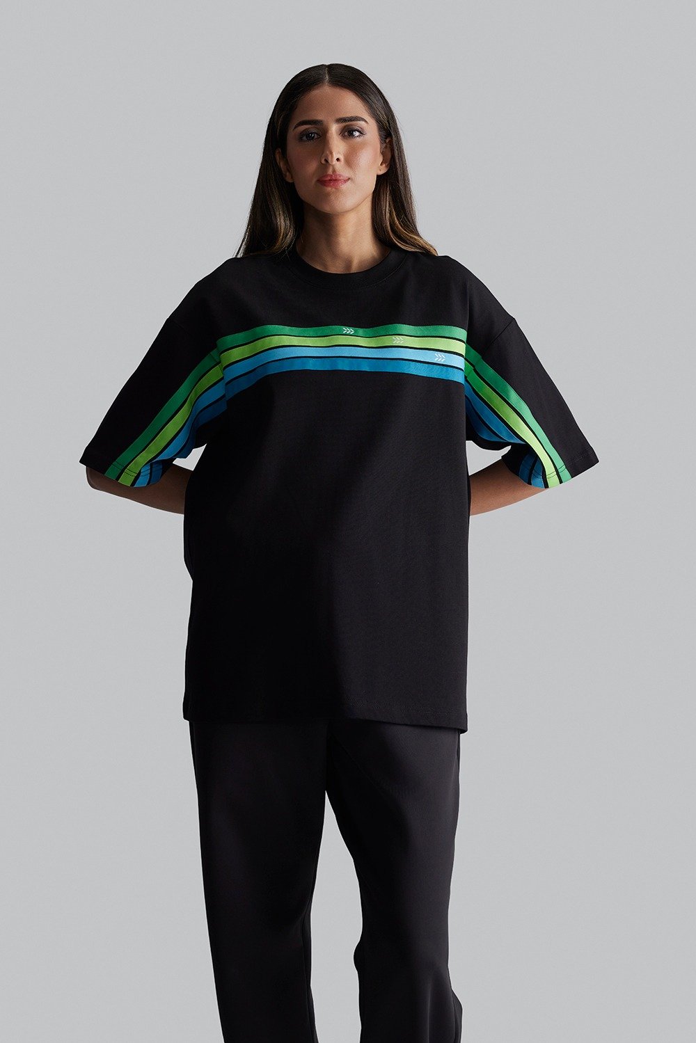 تي شيرت قصّة واسعة بخطوط SV (مناسب للجنسين)