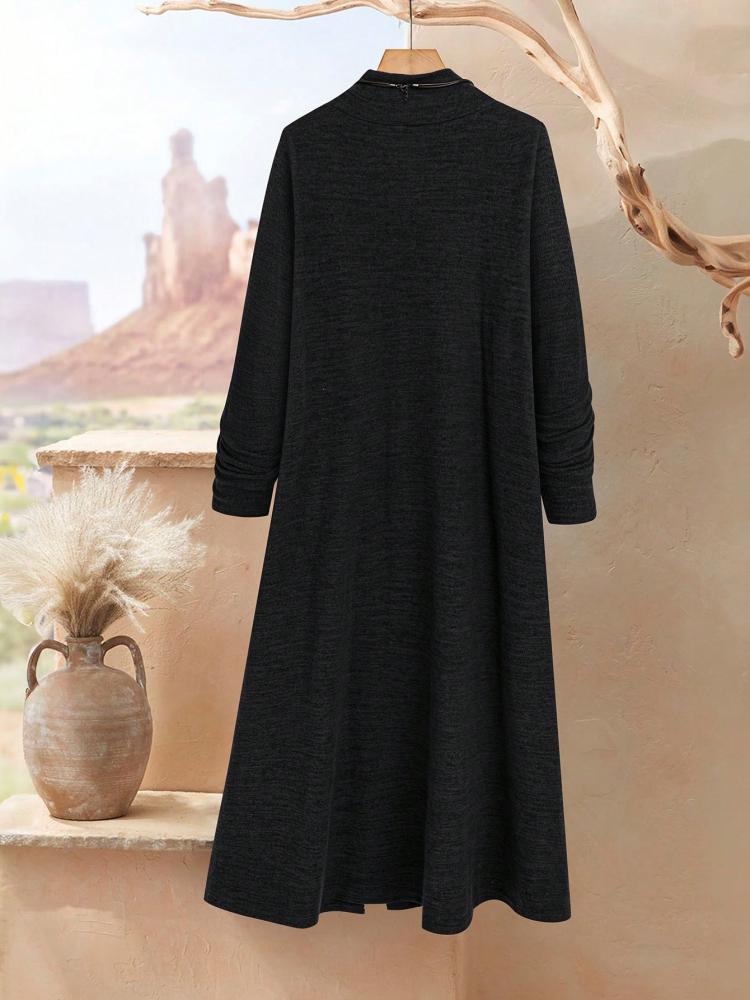 فستان طويل أنيق بطبعة هندسية وأكمام طويلة