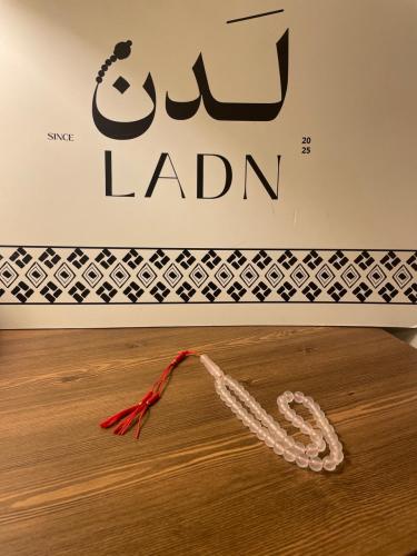مسباح ثلجي خيط احمر كركوشه حمراء