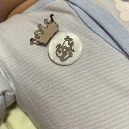 بروش بالاسم  حجر كريم مع تاج - متجر تفاصيل