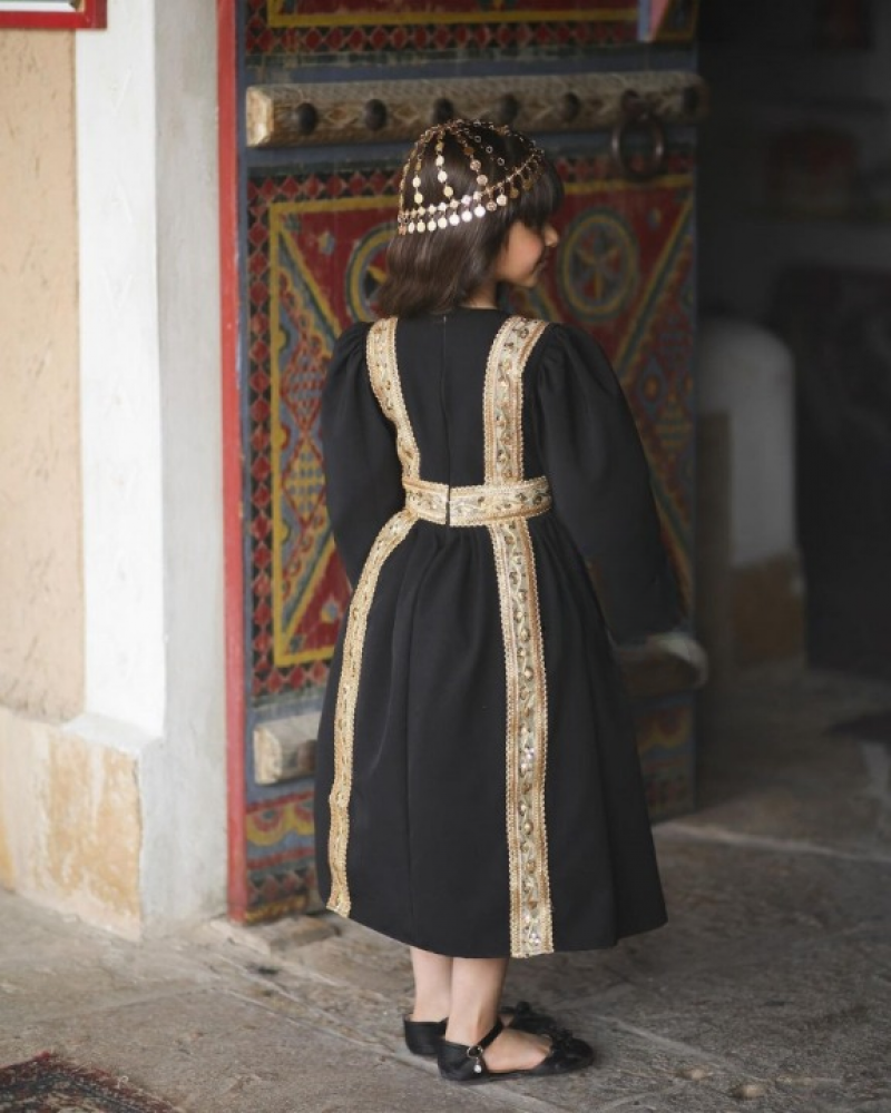 فستان اسود بشعار يوم التاسيس مع هامة الراس - متجر تفاصيل