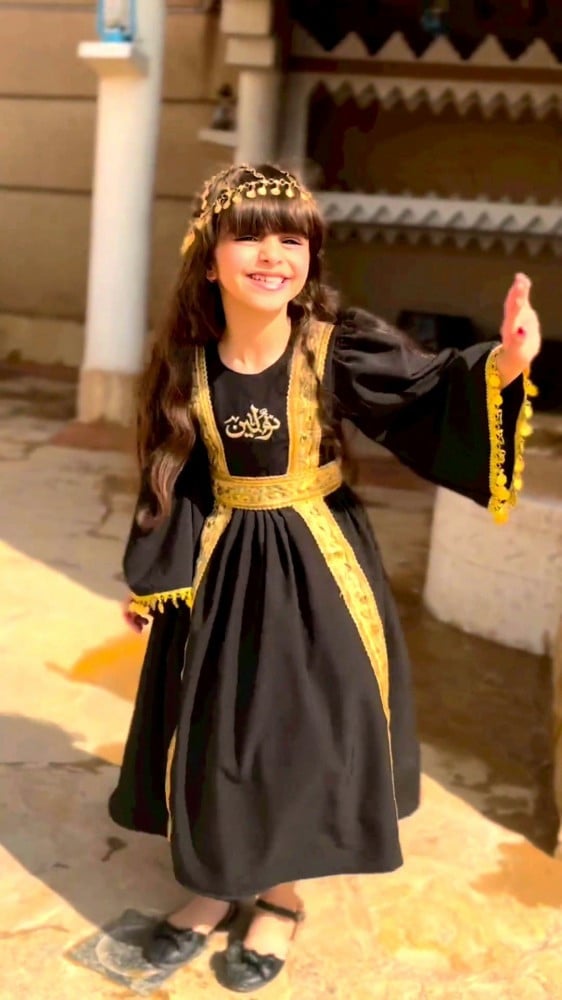 فستان اسود بشعار يوم التاسيس مع هامة الراس - متجر تفاصيل