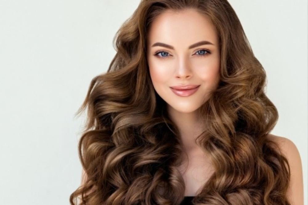 خلطه بالحناء تخلي الشعر بني فاتح