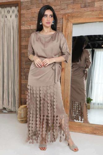 فستان لف مزين بشراشيب لون بني