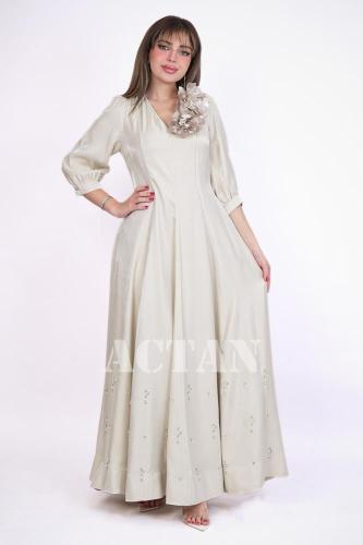 فستان طويل مزين باللؤلؤ والكريستال لون بيج