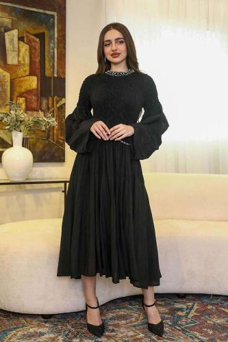 فستان ميدي بحزام سلسلة مزين بالؤلؤ لون اسود