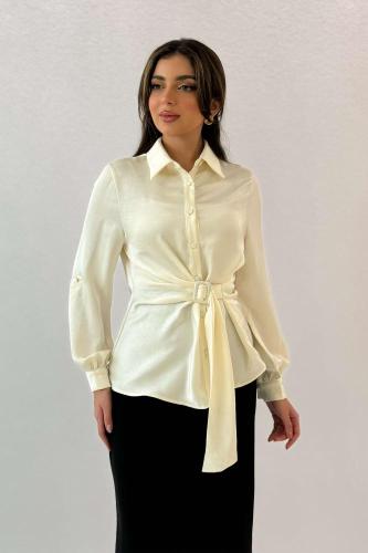 قميص ساتان بحزام من الجنب لون بيج فاتح