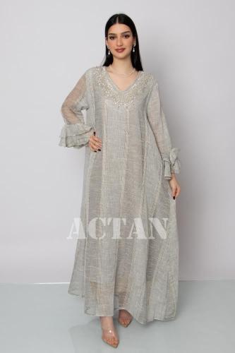 جلابية طويلة بياقة مزينة بكريستال لون رمادي