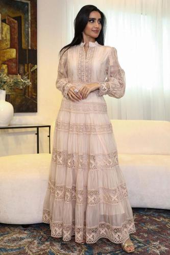 فستان طويل دانتيل بكم طويل لون بيج