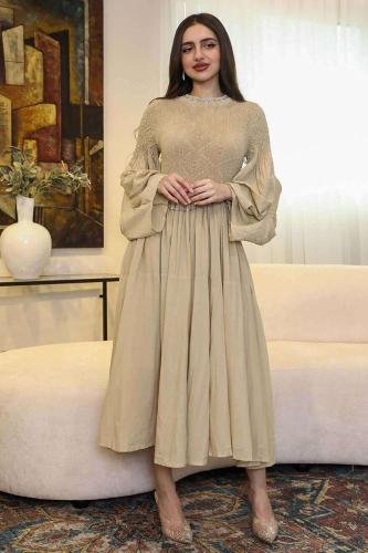 فستان ميدي بحزام سلسلة مزين بالؤلؤ لون بيج