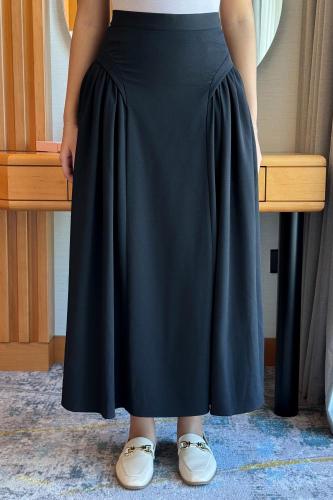 تنورة ميد بكسرات من الجنب لون اسود