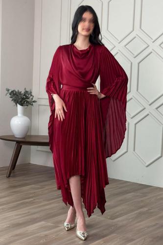 فستان بكسرات غير متساوي الطول لون برغندي