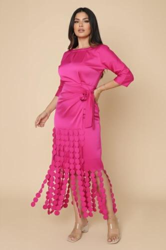 فستان لف مزين بشراشيب لون فوشي