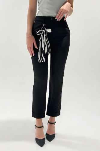 بنطال ميدي ضيق بتعليقة فيونكة لون اسود