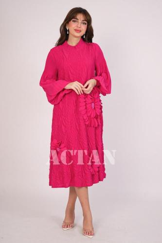 فستان ميدي مزين بأبلكيه ورد لون فوشي