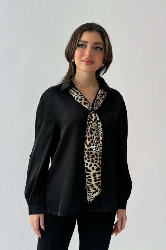 بلوزة ساتان بربطة عنق بنقش نمري لون اسود