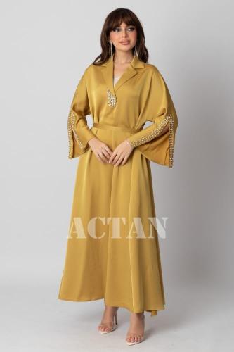 جلابية طويلة مزينة بلؤلؤ وكريستال لون اصفر