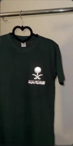 تيشيرت يوم التاسيس طباعة مضيئة- متجر الرياض