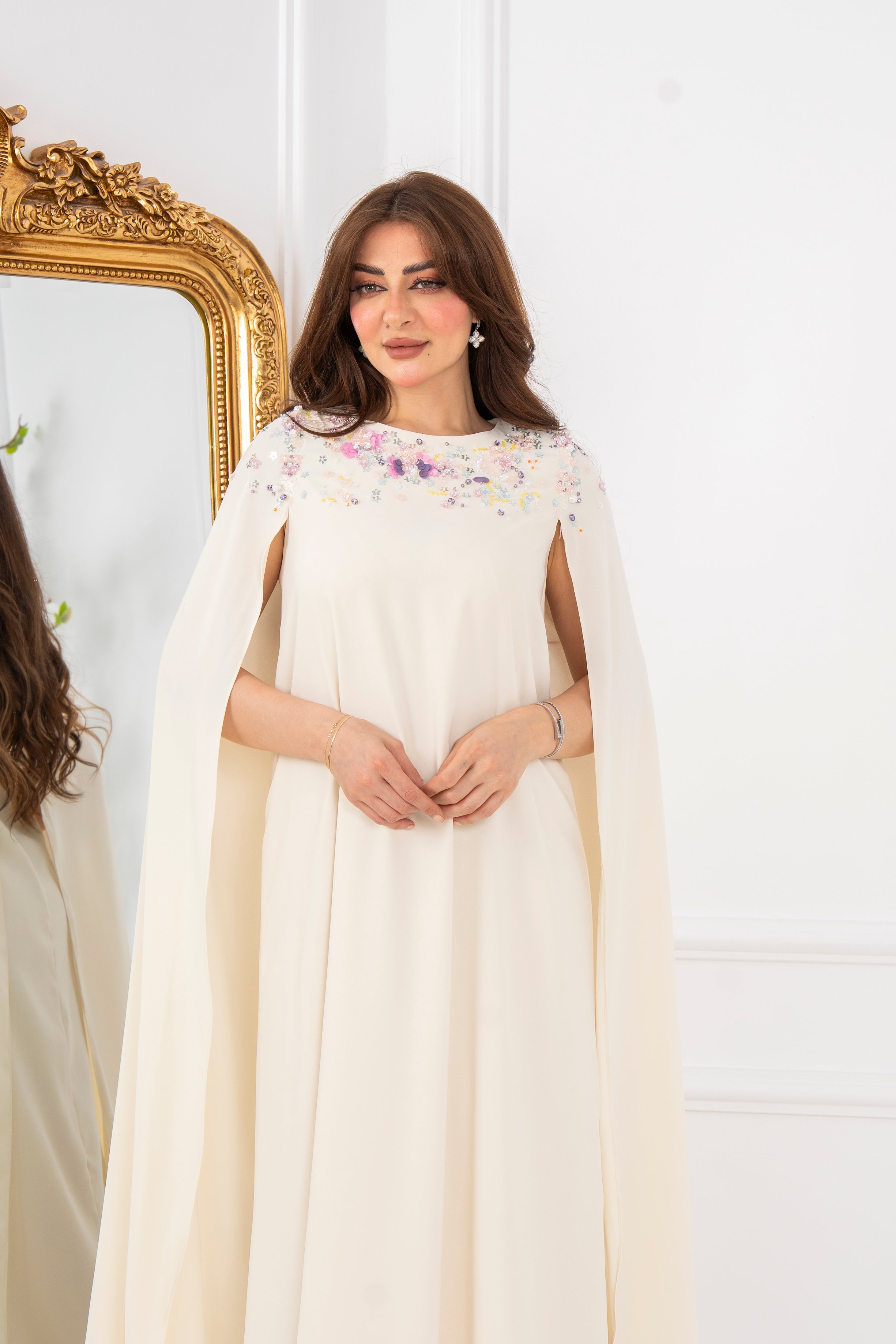 جلابية كريمي  بتطريز وردي على الرقبة