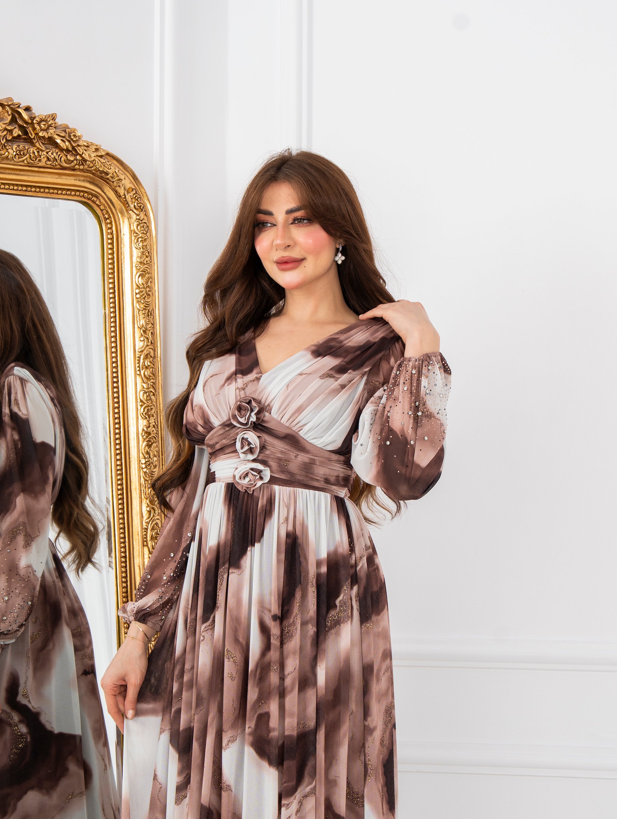 فستان بنقشة رخاميّة ولمسات لامعة