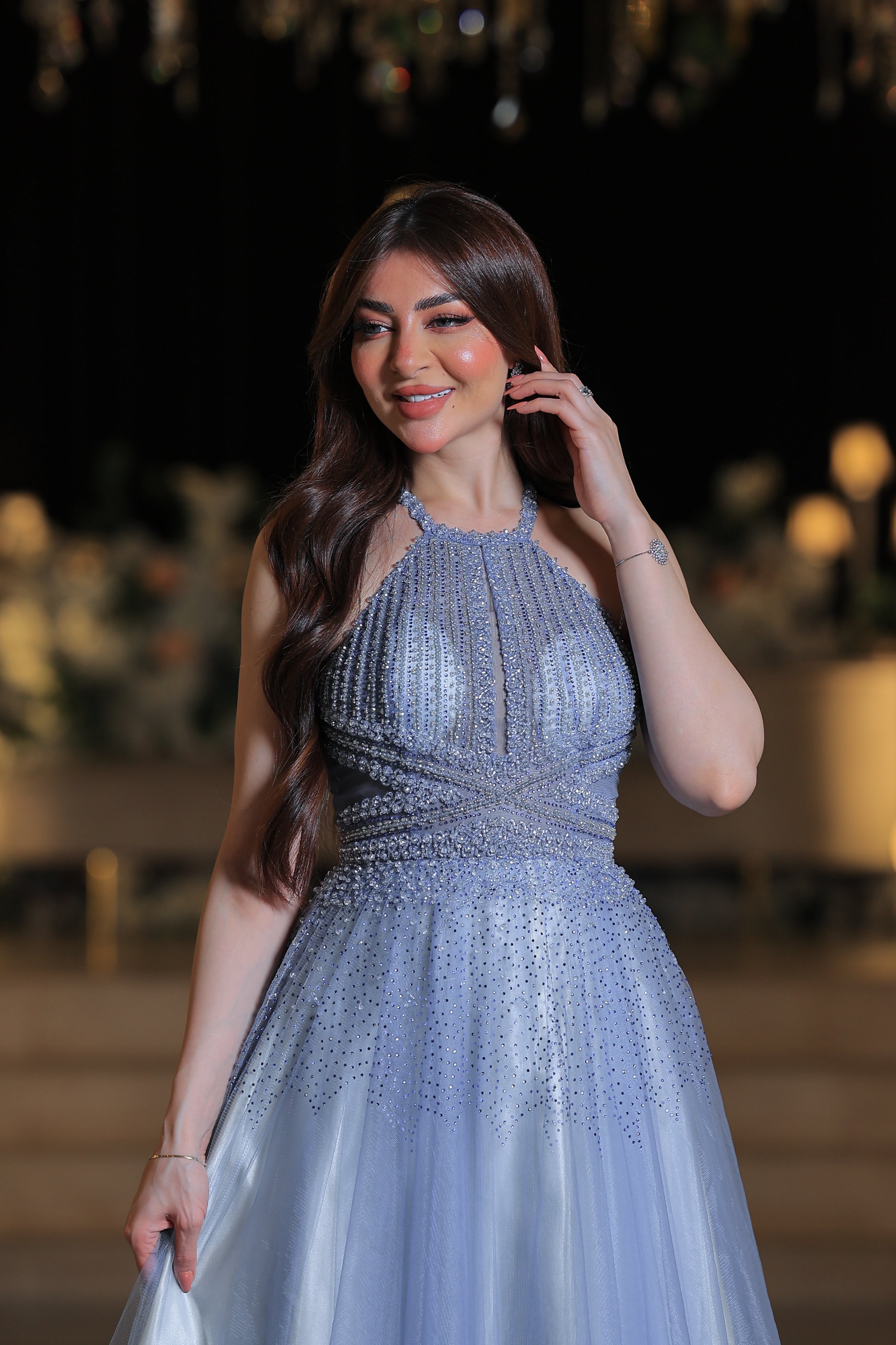 فستان أزرق سماوي بتطريز فاخر ولمسة ملكية
