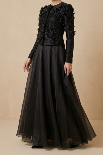 تنورة سوداء طويلة للمناسبات – سر الإطلالة الراقية في السهرات