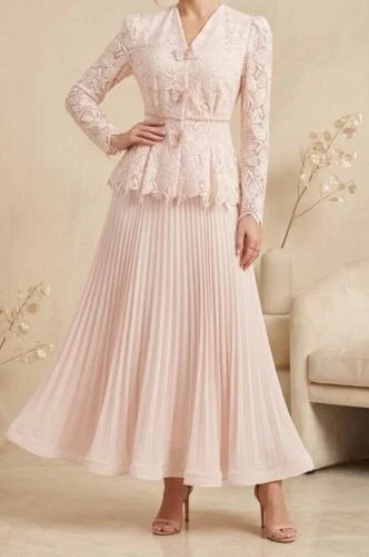 تنورة بليسيه مع بلوزة دانتيل أنيقة – إطلالة راقية للمناسبات