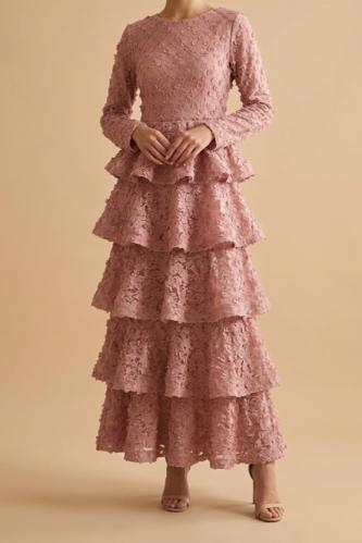 أناقة اللون الوردي الخشبي: فستان الطبقات الذي يجمع بين الرقي والأنوثة