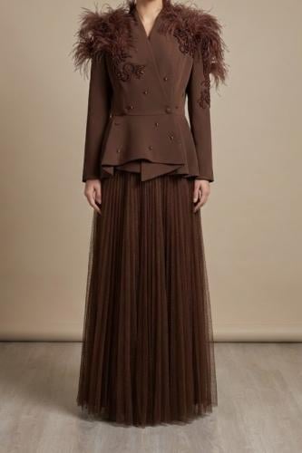 طقم سهرة ملكي 2026: فستان تول بليسيه مع بلايزر مطرز بريش النعام - فخامة استثنائية