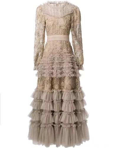 فستان مصنوع من قماشي الدانتيل والتول