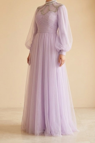 فستان سهرة لافندر مطرز باللؤلؤ